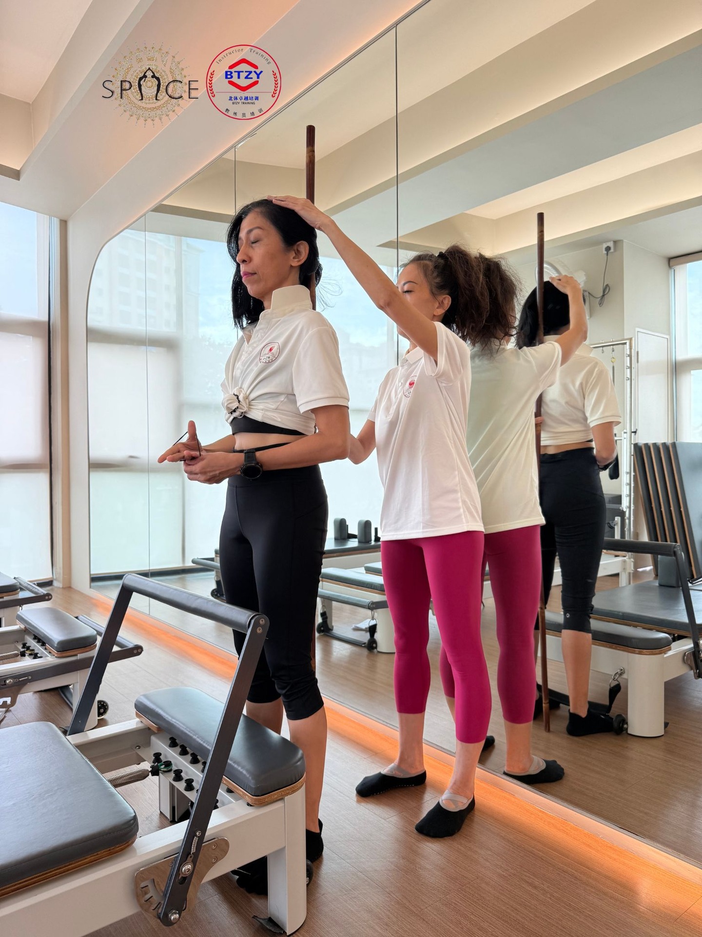 OM SPACE BODYLAB — Instructor guiding Reformer Pilates session