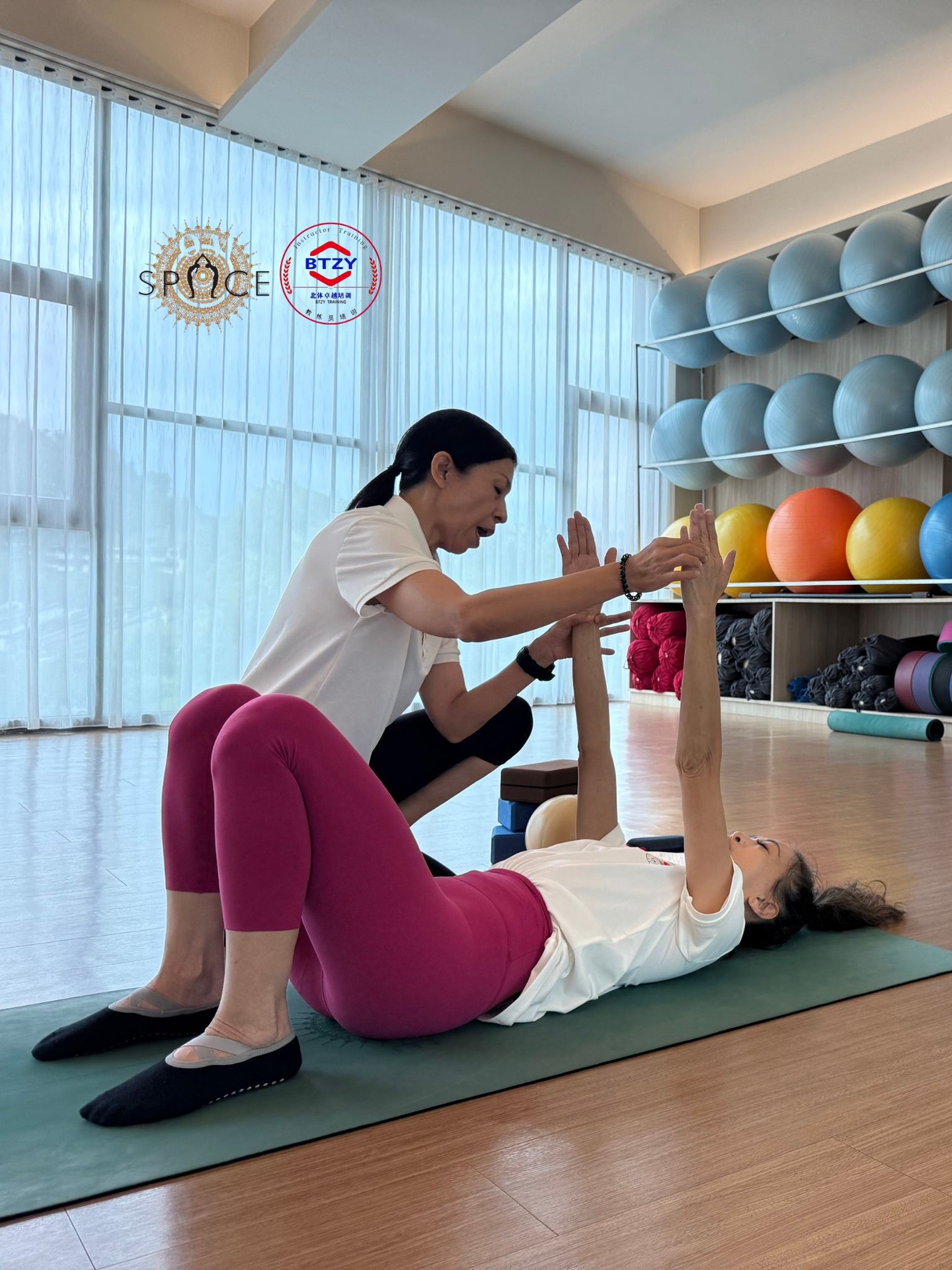 OM SPACE BODYLAB — Aerial yoga class